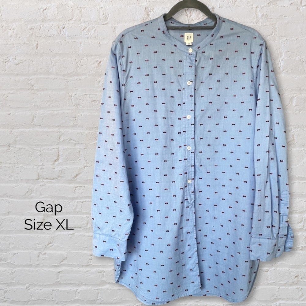 Gap XL blue button down with textured pattern. Curved hem, long sleeves